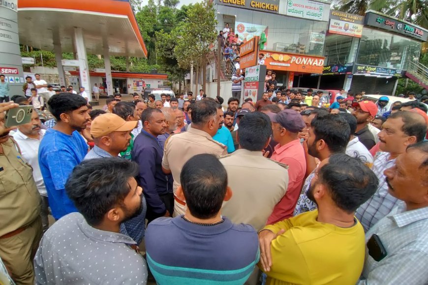 ಹಿಂದೂ ಸಂಗಮ ಕಾರ್ಯಕ್ರಮ ಪ್ರಚಾರದ ವೇಳೆ ಹಲ್ಲೆ;ನಾಪೋಕ್ಲುವಿನಲ್ಲಿ ಹಿಂದೂ ಸಂಘಟನೆಗಳಿಂದ ರಸ್ತೆ ತಡೆ