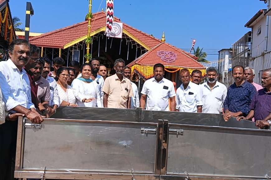 ವಿರಾಜಪೇಟೆ: ಶ್ರೀ ಮುತ್ತಪ್ಪನ್ ಮಲಯಾಳಿ ಸಮಾಜ ಹಾಗೂ ಸಹೃದಯರ ಸಹಕಾರದಲ್ಲಿ ವಿರಾಜಪೇಟೆಯ ಶ್ರೀ ಚೈತನ್ಯ ಮಠಪುರ ಮುತ್ತಪ್ಪ ದೇವಸ್ಥಾನಕ್ಕೆ ಅನ್ನ ಶೇಖರಣಾ ಮಂಚ ಕೊಡುಗೆ