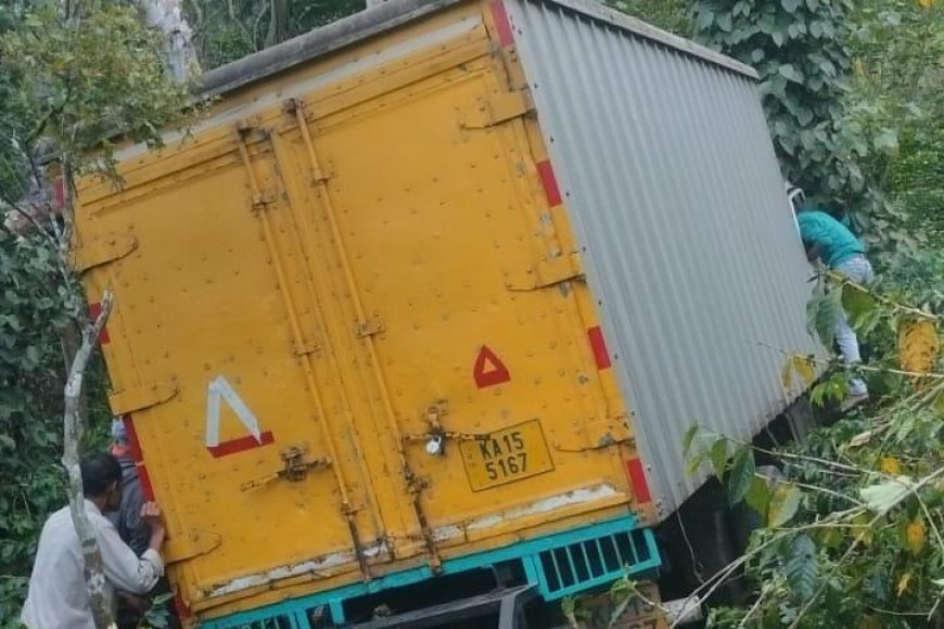 ಸೋಮವಾರಪೇಟೆ;ಉಪ್ಪಿನಕಾಯಿ ಸಾಗಾಟ ಮಾಡುತ್ತಿದ್ದ ವಾಹನ ಅಪಘಾತ