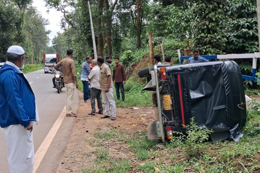 ಓವರ್‌ಟೇಕ್ ಯತ್ನ: ಆಟೋಗೆ ಖಾಸಗಿ ಬಸ್ ಡಿಕ್ಕಿ, ಚಾಲಕ ಗಂಭೀರ