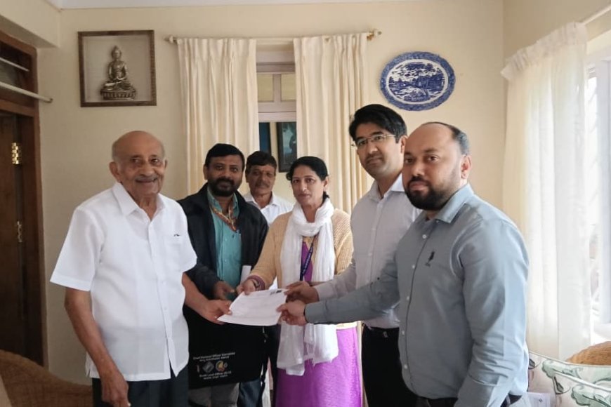 ಮತದಾರರ ಪಟ್ಟಿ ಪರಿಷ್ಕರಣೆ: ಮಾಜಿ ಸಚಿವ ಎಂ.ಸಿ. ನಾಣಯ್ಯ ಅವರಿಗೆ ಎನ್ಯೂಮರೇಷನ್ ಫಾರ್ಮ್ ವಿತರಣೆ