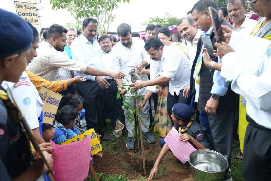 ಕೂಡುಮಂಗಳೂರು ಸರ್ಕಾರಿ ಪ್ರೌಢಶಾಲೆಯಲ್ಲಿ 'ನಮ್ಮ ನಡೆ ಹಸಿರೆಡೆಗೆ'- "ಪರಿಸರಕ್ಕಾಗಿ ನಾವು":" ಮಕ್ಕಳ ಪರಿಸರ ಸಂಭ್ರಮ":  "ಪರಿಸರ ಸಂರಕ್ಷಣೆ ನಮ್ಮೆಲ್ಲರ ಜವಾಬ್ದಾರಿ": ಹಸಿರು ಪರಿಸರ ನಿರ್ಮಾಣಕ್ಕೆ ಸಂಕಲ್ಪ ಅಗತ್ಯ: ಶಾಸಕ ಡಾ ಮಂತರ್ ಗೌಡ