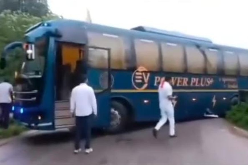ಮಡಿಕೇರಿ: ಎಲ್ಐಸಿ ಬಳಿ ಸಿಲುಕಿದ KSRTC ಎಲೆಕ್ಟ್ರಿಕ್ ಬಸ್