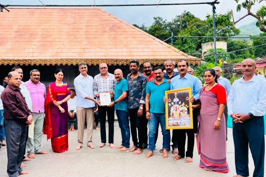 ಪವಿತ್ರ ಶ್ರೀ ಪಾಡಿ ಇಗ್ಗುತಪ್ಪ ಸನ್ನಿಧಿಯಲ್ಲಿ 2027 ನೇ ಸಾಲಿನ ಆತಿಥೇಯ ಅಜ್ಜಿಕುಟ್ಟಿರ ಕುಟುಂಬಸ್ಥರಿಗೆ ಆಯೋಜನೆಯ ಹಕ್ಕನ್ನು ಹಸ್ತಾಂತರಿಸಿದ ಕೊಡವ ಹಾಕಿ ಅಕಾಡಮಿ