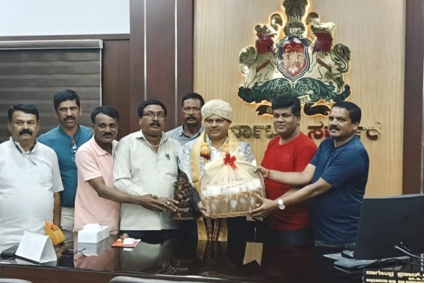 ಕುಶಾಲನಗರ : ಬಳ್ಳಾರಿ ಡಿಸಿ ಕೆ.ನಾಗೇಂದ್ರ ಪ್ರಸಾದ್ ಗೆ ಗ್ರಾಮಸ್ಥರಿಂದ ಸನ್ಮಾನ