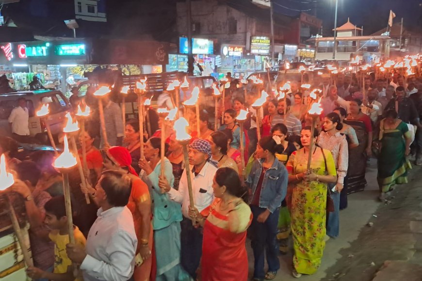 ಪೊನ್ನಂಪೇಟೆ: ಕಿಗ್ಗಟ್ಟ್ ನಾಡ್ ಕೊಡವ ಹಿತರಕ್ಷಣಾ ಬಳಗದ ವತಿಯಿಂದ ಪಂಜಿನ ಮೆರವಣಿಗೆ