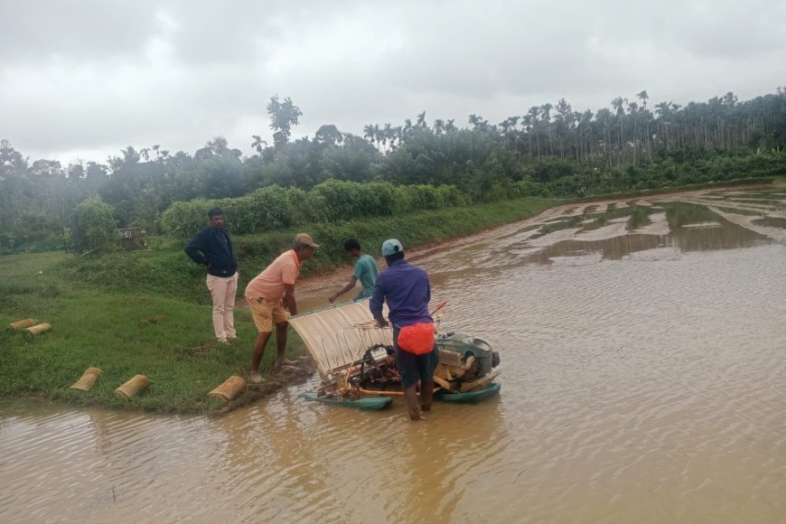 ಧರ್ಮಸ್ಥಳ ಗ್ರಾಮಾಭಿವೃದ್ಧಿ ಯೋಜನೆಯಡಿ ಯಾಂತ್ರಿಕೃತ ಯಂತ್ರ ಶ್ರೀ' ಭತ್ತ ನಾಟಿ ಜಿಲ್ಲಾ ನಿರ್ದೇಶಕರಿಂದ ಮಾರ್ಗದರ್ಶನ