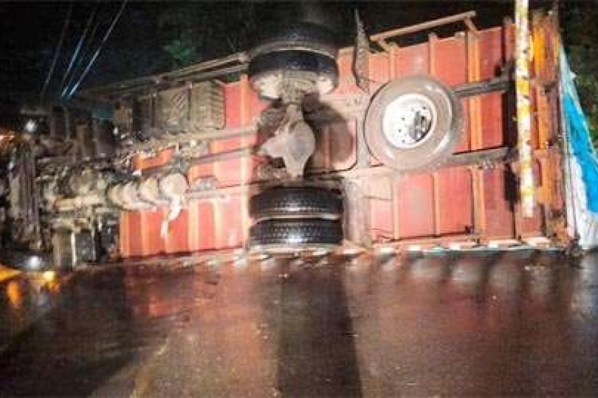 ಸಂಪಾಜೆ:ಚಾಲಕನ ನಿಯಂತ್ರಣ ತಪ್ಪಿ ಲಾರಿ ಪಲ್ಟಿ