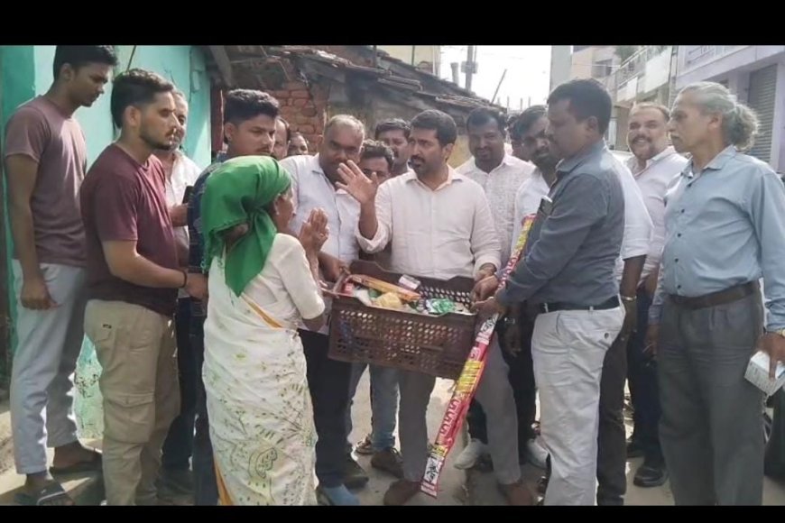ಕುಶಾಲನಗರ:ಮಳೆಗೆ ಟೌನ್ ಕಾಲೋನಿಯಲ್ಲಿ ಮನೆ ಕುಸಿತ    ಹೊಸ ಮನೆ ನಿರ್ಮಿಸಿ ಕೊಡುವ ಭರವಸೆ ನೀಡಿದ ಶಾಸಕ ಮಂತರ್ ಗೌಡ