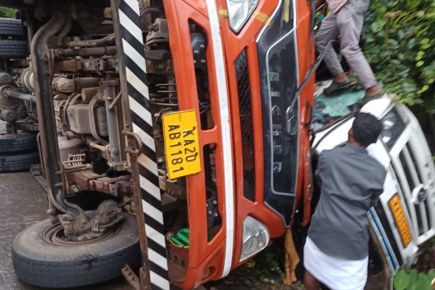 ಅಬ್ಬಿಕೊಲ್ಲಿ ಬಳಿ ಭೀಕರ ಅಪಘಾತ: ಟೆಂಪೋ ಟ್ರಾವೆಲರ್ ಮೇಲೆ ಮಗುಚಿ ಬಿದ್ದ ಲಾರಿ