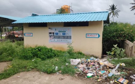 ಆರು ವರ್ಷ ಕಳೆದರೂ ಉದ್ಘಾಟನಾ ಭಾಗ್ಯ ಕಾಣದ ಹೆಬ್ಬಾಲೆ ಸಾರ್ವಜನಿಕ ಶೌಚಾಲಯ!!!  ಬಿರುಕು ಬಿಟ್ಟ ಶೌಚಾಲಯದ ಕಟ್ಟಡ!