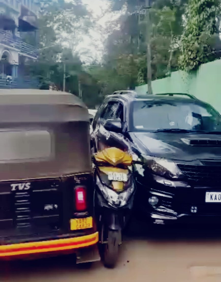 ನಾಪೋಕ್ಲು: ಕಾರು-ಆಟೋ ಮದ್ಯೆ ಸಿಲುಕಿದ ಸ್ಕೂಟಿ ಸವಾರ! ಸಿನಿಮೀಯ ರೀತಿಯ ಫೋಟೋ ಇಲ್ಲಿದೆ ನೋಡಿ👇🏻