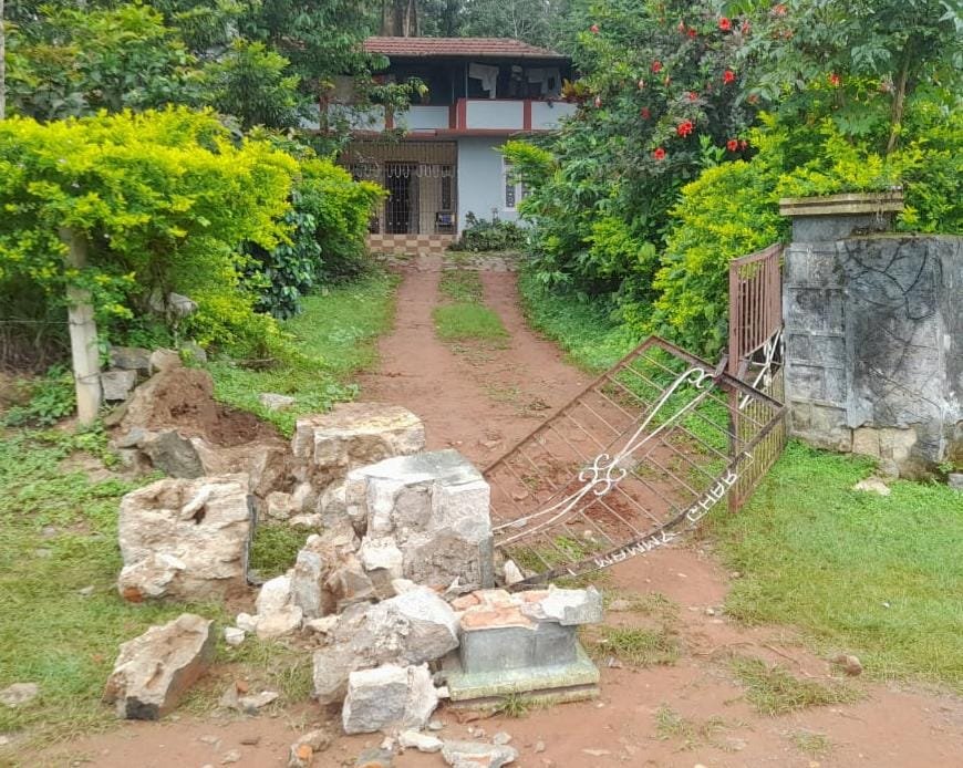 ಕಾಡಾನೆ ದಾಳಿಗೆ ಕಾಂಪೌಂಡ್ ಗೇಟ್ ಜಖಂ