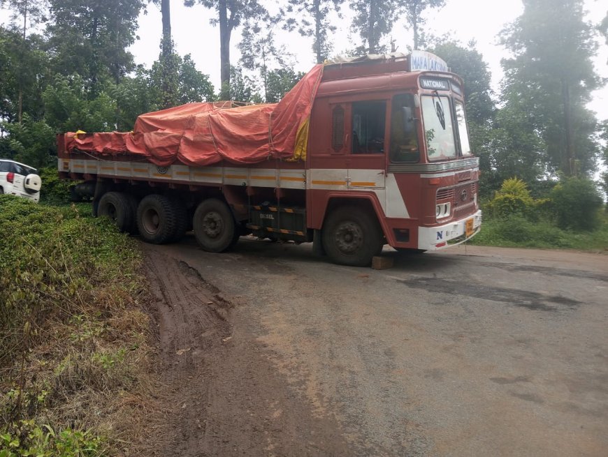 ಹೊಸ್ಕೇರಿ: ಲಾರಿ ಕೆಟ್ಟು ನಿಂತು ಮರಗೋಡು ಸಿದ್ದಾಪುರ ರಸ್ತೆಯಲ್ಲಿ ಸಂಚಾರಕ್ಕೆ ಅಡಚಣೆ