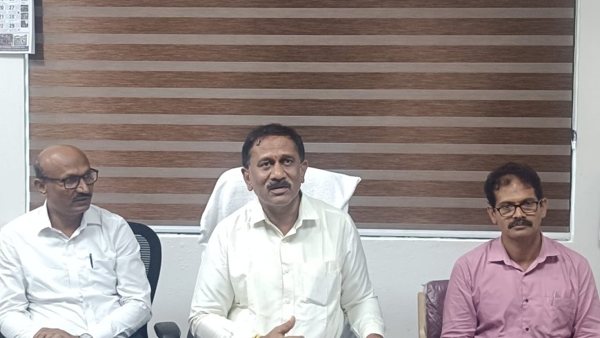 ಮುಂಗಾರು; ಸೆಸ್ಕ್ ವಿಭಾಗದಿಂದ ಅಗತ್ಯ ಮುನ್ನೆಚ್ಚರಿಕಾ ಕ್ರಮ ರಮೇಶ್ ಬಂಡಿಸಿದ್ದೇಗೌಡ :ಕಳೆದ ಬಾರಿ ಮುಂಗಾರು ಅವಧಿಯಲ್ಲಿ 4 ಸಾವಿರಕ್ಕೂ ಹೆಚ್ಚು ಕಂಬಗಳು ಹಾನಿ