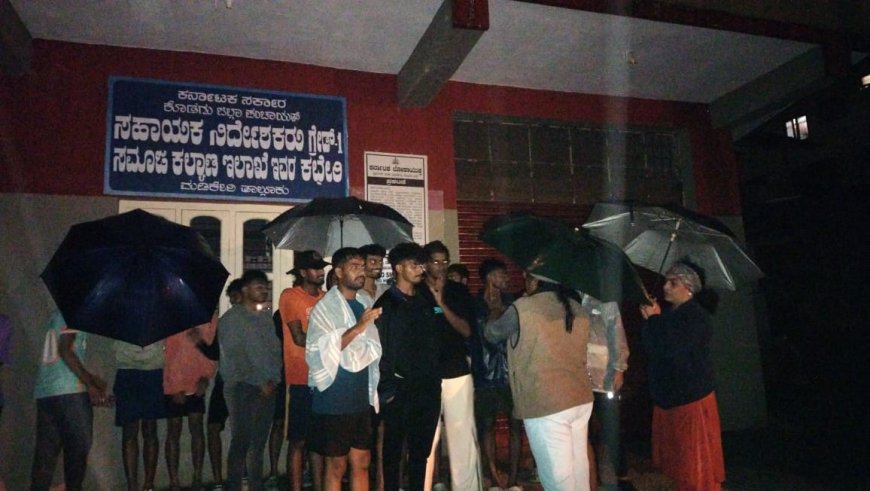 ಮಡಿಕೇರಿ ಹಾಸ್ಟೆಲ್ ಅವ್ಯವಸ್ಥೆ:ಮಳೆಯ ನಡುವೆ ರಾತ್ರಿ ಬೀದಿಗಿಳಿದು  ಪ್ರತಿಭಟನೆ ನಡೆಸಿದ ವಿದ್ಯಾರ್ಥಿಗಳು