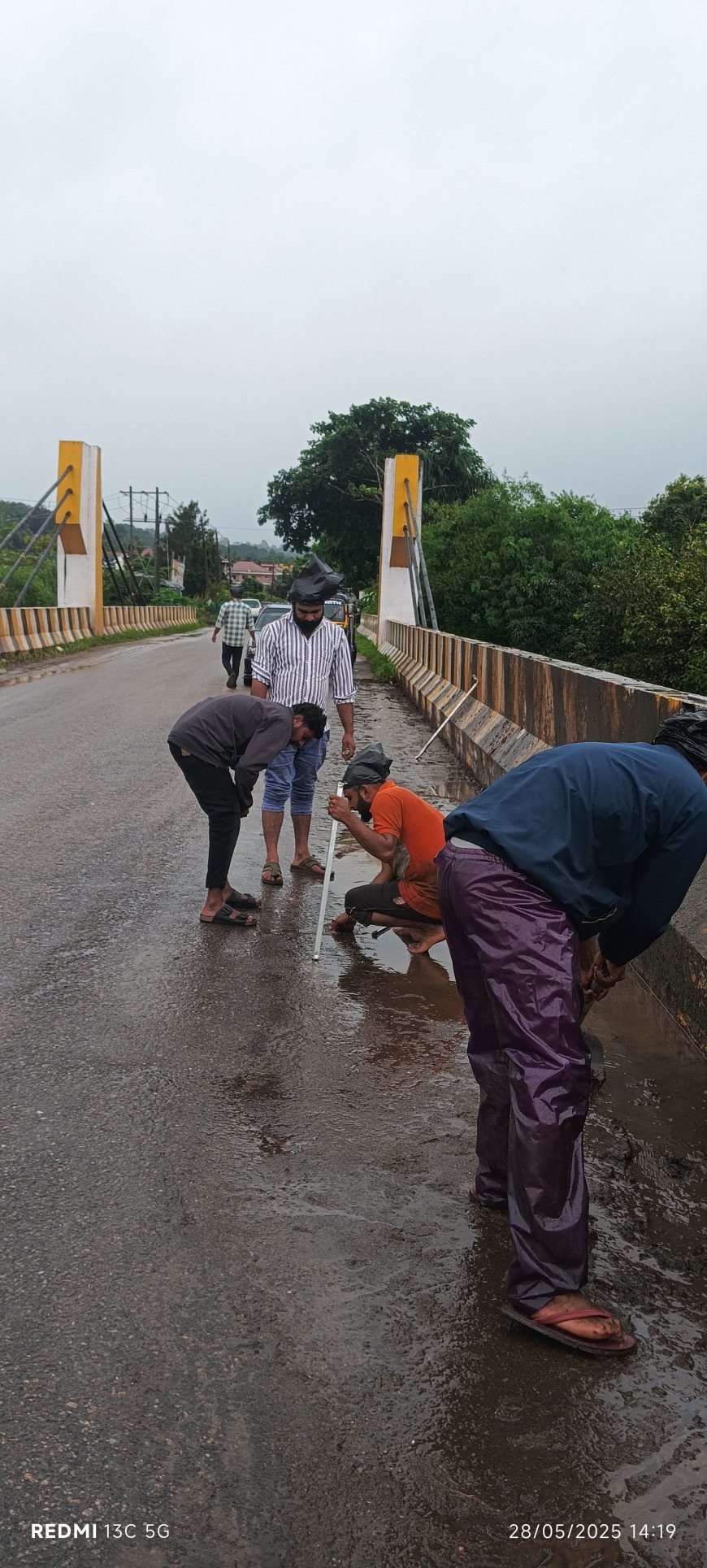 ಸಿದ್ದಾಪುರ: ಶ್ರಮದಾನ ಮೂಲಕ ಸೇತುವೆ ಸ್ವಚ್ಛತೆ