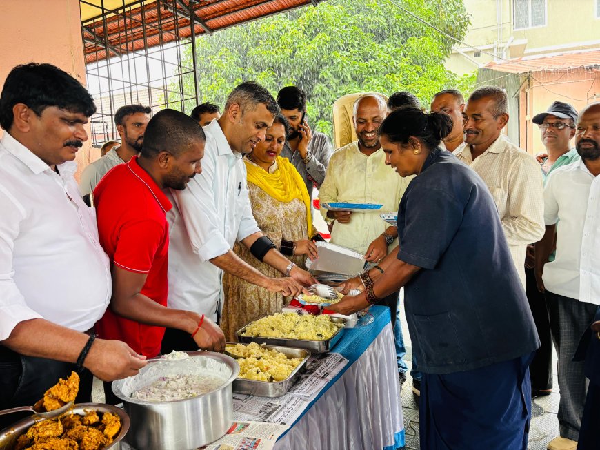 ಶಾಸಕರ ಮನೆಯಲ್ಲಿ ,ವಿರಾಜಪೇಟೆ ಪೌರಕಾರ್ಮಿಕರಿಗೆ ಔತಣ ಕೂಟ: ಖುದ್ದು  ಪೌರಕಾರ್ಮಿಕರಿಗೆ ಆಹಾರ ಬಡಿಸಿದ.ಎ.ಎಸ್ ಪೊನ್ನಣ್ಣ
