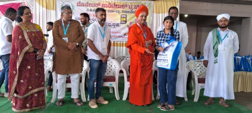 ಪಡೆದ ಜ್ಞಾನ ಸಂಪತ್ತು ಸಮಾಜಕ್ಕೆ ಹಿಂದಿರುಗಿಸುವ ಗುಣ ಹೊಂದಬೇಕು: ಶ್ರೀ ಶ್ರೀ ಶ್ರೀ ಶಾಂತಮಲ್ಲಿಕಾರ್ಜುನ ಸ್ವಾಮಿ ಅಭಿಪ್ರಾಯಪಟ್ಟರು;   ಡೊನೇಟರ್ಸ್  ಚಾರಿಟೇಬಲ್ ಟ್ರಸ್ಟ್  ವತಿಯಿಂದ 11 ನೇ ವರ್ಷದ ಉಚಿತ ನೋಟ್ ಪುಸ್ತಕ ವಿತರಣೆ
