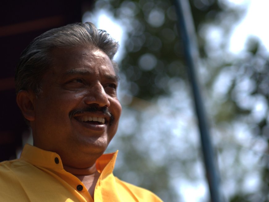 ಸಾರ್ವಜನಿಕ ಸ್ಮಶಾನಕ್ಕೆ ಒತ್ತಾಯ: ಅಣಕು ಶವ ಪ್ರದರ್ಶನದ ಮುಖಾಂತರ ನೆಲ್ಲಿಹುದಿಕೇರಿ ಗ್ರಾಮ ಪಂಚಾಯಿತಿ ಕಚೇರಿ ಮುಂಭಾಗ ಸೋಮವಾರ ಧರಣಿ