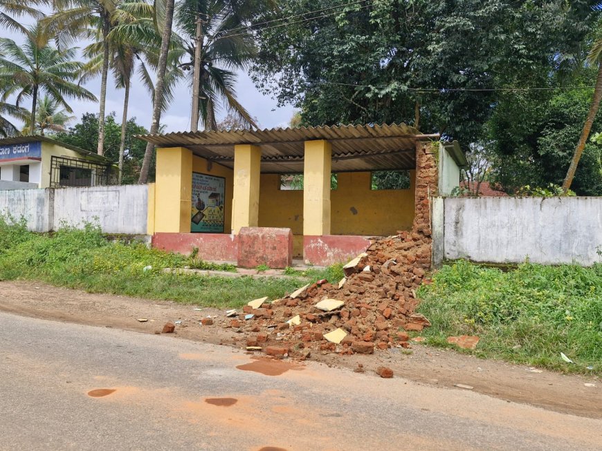 ಕಡಂಗ: ತಂಗುದಾಣದ ಗೋಡೆ ಕುಸಿತ