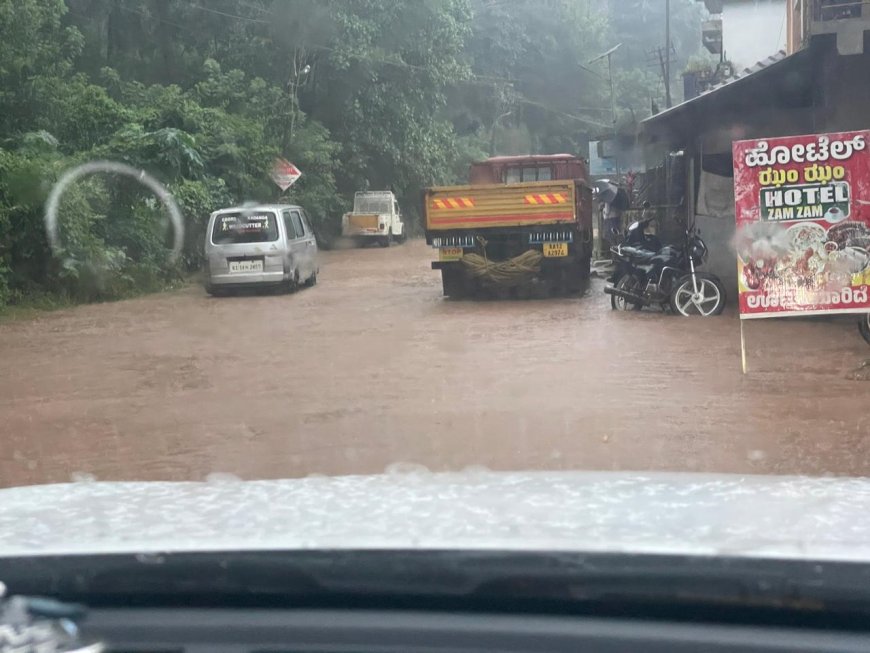 ಕಡಂಗ:ರಸ್ತೆಯಲ್ಲೇ ನಿಂತ ನೀರು! ಹೊಳೆಯಂತಾದ ರಸ್ತೆ!