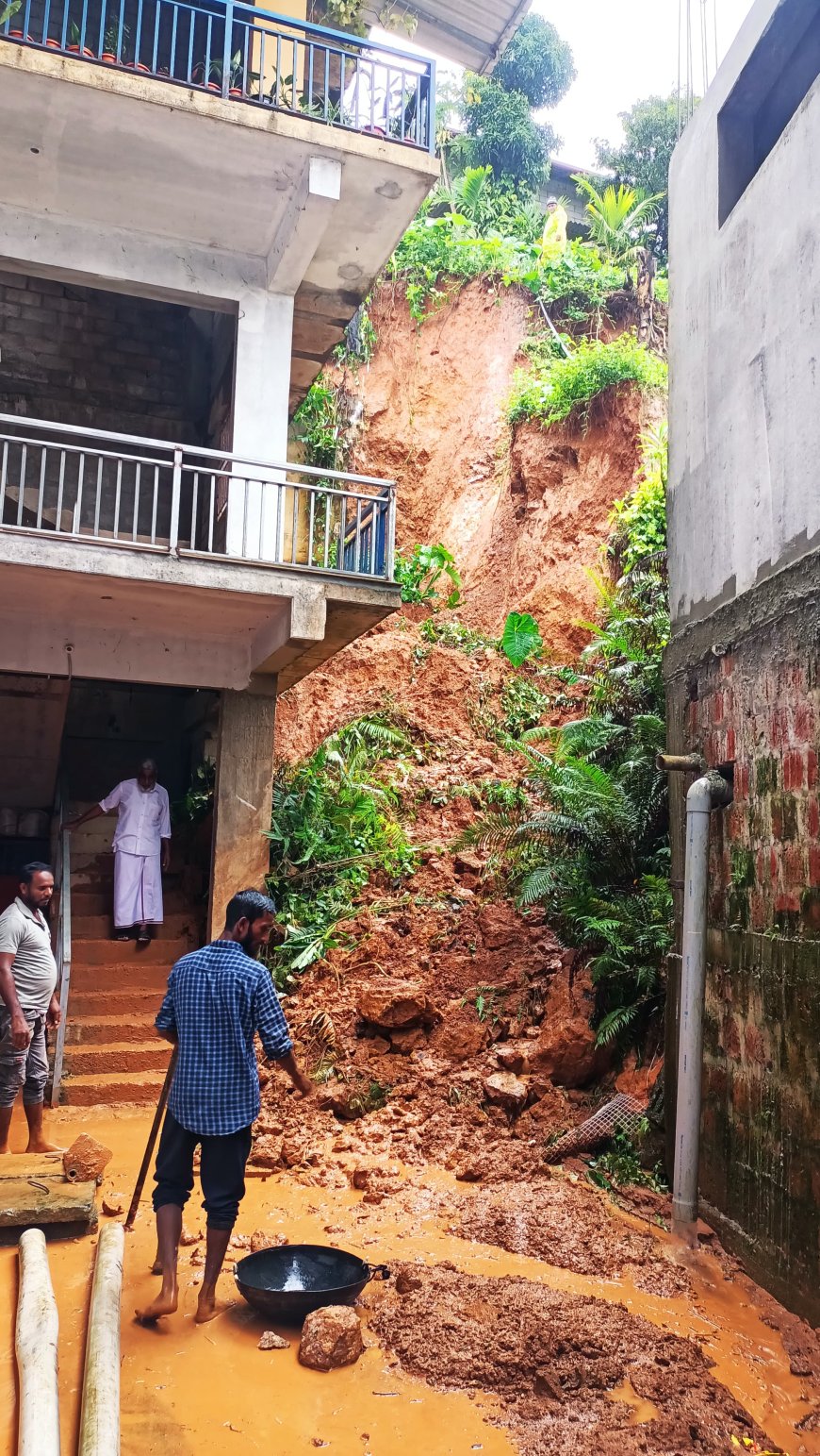 ನಾಪೋಕ್ಲುವಿನಲ್ಲಿ ಸುರಿದ ಭಾರಿ ಮಳೆಗೆ ಬೇತು ರಸ್ತೆಯಲ್ಲಿರುವ ವಾಣಿಜ್ಯ ಕಟ್ಟಡದ ಬರೆ ಕುಸಿತ