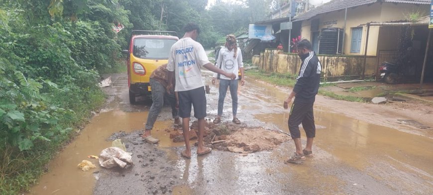 ಕಡಂಗ:ರಸ್ತೆಯ ಗುಂಡಿ ಮುಚ್ಚಿದ ಯುವಕರು