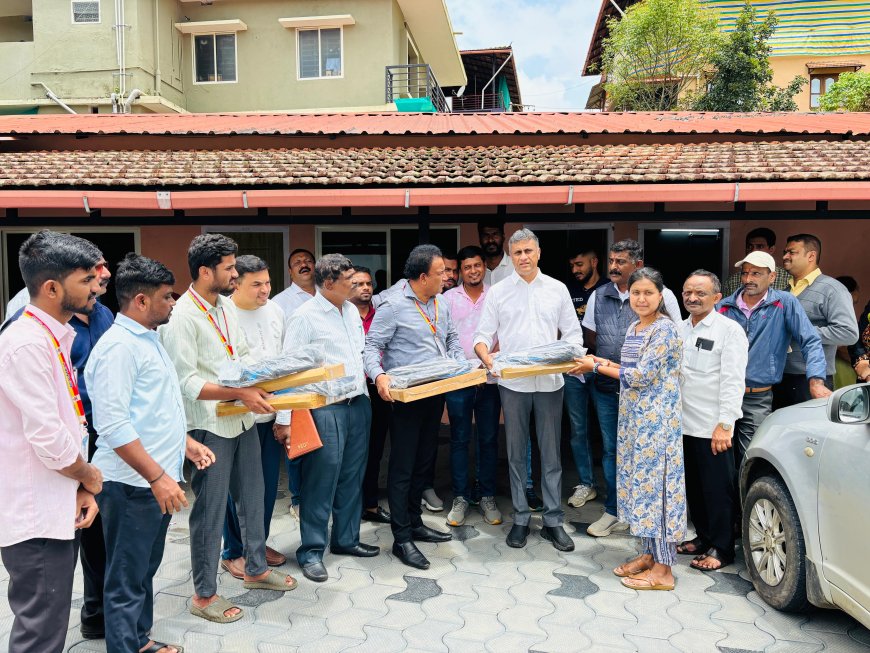ವಿರಾಜಪೇಟೆ:ಗ್ರಾಮ ಲೆಕ್ಕಾಧಿಕಾರಿಗಳಿಗೆ ಲ್ಯಾಪ್ ಟಾಪ್ ವಿತರಿಸಿದ ಎಎಸ್ ಪೊನ್ನಣ್ಣ