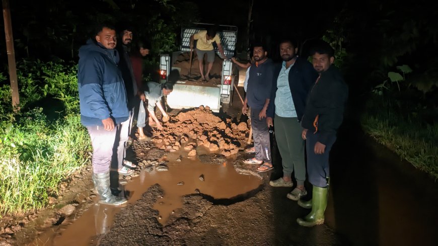 ಮರಗೋಡು: ಹದಗೆಟ್ಟ ರಸ್ತೆ, ದುರಸ್ತಿಗೆ ಮುಂದಾದ ಯುವಕರು:  ಸ್ವಂತ ಹಣ ಹೊಂದಿಸಿ ಕಲ್ಲು, ಜಲ್ಲಿ, ಮಣ್ಣು ತಂದು ಗುಂಡಿ ಮುಚ್ಚಿದ ಯುವಕರು