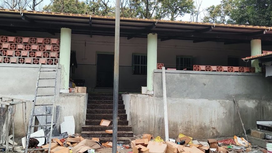 ಮಂದಗತಿಯಲ್ಲಿ ಗಿರಿಜನ ಆಶ್ರಮ ಶಾಲೆಯ ಅಭಿವೃದ್ಧಿ ಕಾಮಗಾರಿ: ತಾತ್ಕಾಲಿಕ ಕಟ್ಟಡವೂ ಶಿಥಿಲಾವಸ್ಥೆ: ಆಶ್ರಮ ಶಾಲೆಯ ವಿದ್ಯಾರ್ಥಿಗಳ ಪಾಡು ಅಯೋಮಯ