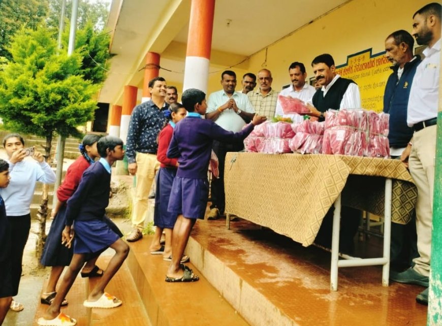 ಯಡವನಾಡು ಆಶ್ರಮ ಶಾಲೆಯ 185ವಿದ್ಯಾರ್ಥಿಗಳಿಗೆ ಸ್ವೆಟರ್ ವಿತರಿಸಿದ ಮಾಜಿ ಶಾಸಕ ಅಪ್ಪಚ್ಚು ರಂಜನ್