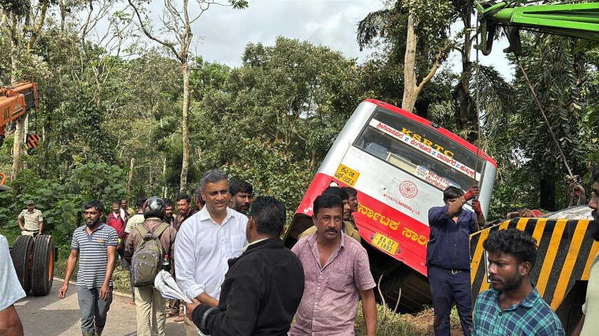ರಸ್ತೆ ಅಪಘಾತ: ಪ್ರಯಾಣಿಕರ ಆರೋಗ್ಯ ವಿಚಾರಿಸಿದ ಎ.ಎಸ್ ಪೊನ್ನಣ್ಣ