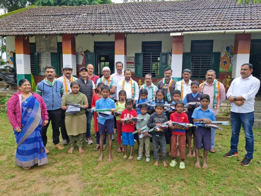 ಕಾಕೋಟುಪರಂಬು: ಶಾಸಕರ ಹುಟ್ಟು ಹಬ್ಬದ ಪ್ರಯುಕ್ತ ವಿದ್ಯಾರ್ಥಿಗಳಿಗೆ ಕೊಡೆ ಹಾಗೂ ಸಮವಸ್ತ್ರ ವಿತರಣೆ