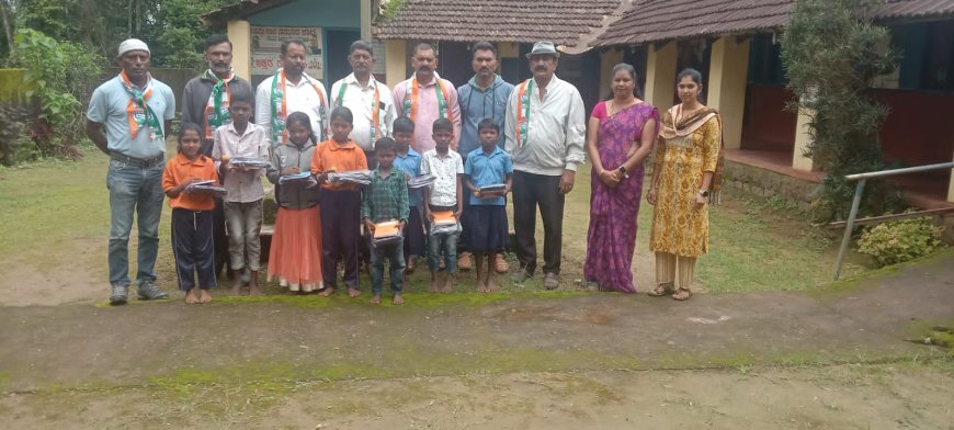 ಶಾಸಕರ ಹುಟ್ಟುಹಬ್ಬದ ಪ್ರಯುಕ್ತ ಚೆಂಬೆಬೆಳ್ಳೂರು, ಪೊದುಕೋಟೆ ವಿದ್ಯಾರ್ಥಿಗಳಿಗೆ ಕೊಡೆ ಹಾಗೂ ನೋಟುಬುಕ್ ವಿತರಣೆ