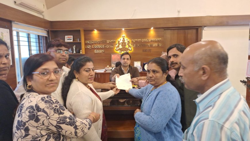 ರಾಜ್ಯ ಪ್ರೌಢಶಾಲಾ ಪಠ್ಯಕ್ರಮದಲ್ಲಿ ತಿಭಾಷಾ ಸೂತ್ರ ಮುಂದುವರಿಸಲು ಜಿಲ್ಲಾಧಿಕಾರಿಗಳಿಗೆ ಮನವಿ ಸಲ್ಲಿಸಿದ ಕೊಡಗು ಜಿಲ್ಲಾ ಪ್ರೌಢಶಾಲಾ ಹಿಂದಿ ಭಾಷಾ ಶಿಕ್ಷಕರು