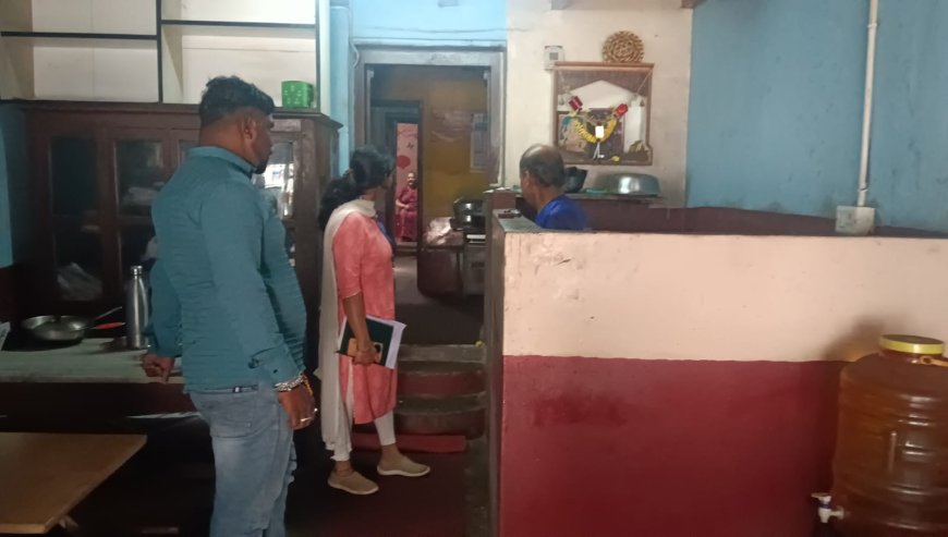 ಹೋಟೆಲ್ ಮತ್ತು ಬೇಕರಿಗೆ   ದಿಢೀರ್ ಭೇಟಿ ನೀಡಿ ಪರಿಶೀಲನೆ ನಡೆಸಿದ ಸೋಮವಾರಪೇಟೆ ತಾಲ್ಲೂಕು ಆಹಾರ ನಿರೀಕ್ಷಕರು