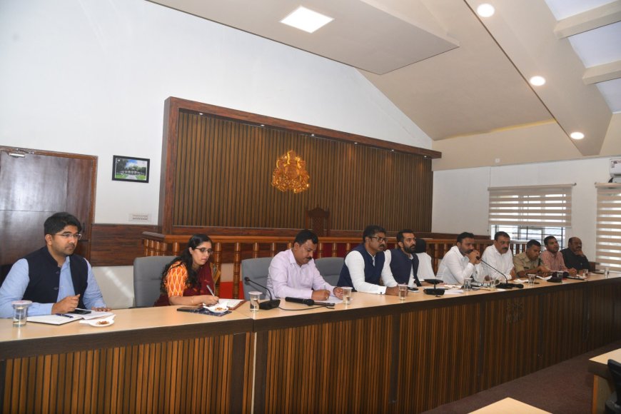 ಕಾರ್ಮಿಕರಿಗೆ ಕನಿಷ್ಠ ವೇತನ ಪಾವತಿಸಿ; ದೂರು ಬರದಂತೆ ಗಮನಹರಿಸಿ: ಸಂತೋಷ್ ಲಾಡ್