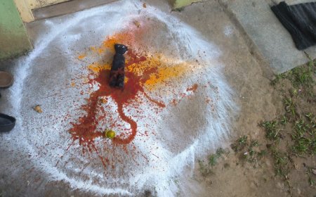 ವಿರಾಜಪೇಟೆ: ಮನೆಯ ಬಾಗಿಲ ಮುಂದೆ ವಾಮಚಾರ!!