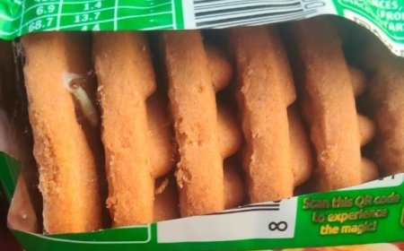 ಕುಶಾಲನಗರ: ಮಾಮ್ಸ್ ಮ್ಯಾಜಿಕ್ ಬಿಸ್ಕೆಟ್ ಪ್ಯಾಕ್ ನೊಳಗೆ ಹುಳ