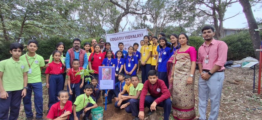 ತಿಮ್ಮಕ್ಕ ಸ್ಮರಣಾಥ೯ ತಿಮ್ಮಕ್ಕ ವೖಕ್ಷೋಧ್ಯಾನದಲ್ಲಿ ಸಸಿ ನೆಟ್ಟ ಕೊಡಗು ವಿದ್ಯಾಲಯದ ವಿದ್ಯಾಥಿ೯ಗಳು