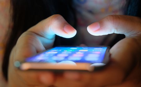 ಮೊಬೈಲ್ ಬಳಕೆ ಕಡಿಮೆ ಮಾಡು ಎಂದಿದ್ದಕ್ಕೆ ವಿಷ ಸೇವಿಸಿ ವಿದ್ಯಾರ್ಥಿ ಆತ್ಮಹತ್ಯೆ