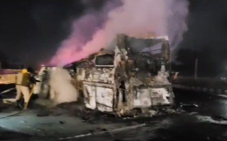 ಚಿತ್ರದುರ್ಗದಲ್ಲಿ ಭೀಕರ ಅಪಘಾತ: ಬೆಂಕಿಗಾಹುತಿಯಾದ ಬಸ್‌, ಪವಾಡಸದೃಶವಾಗಿ ಪಕ್ಕದ ಬಸ್‌ ನ 42 ಮಕ್ಕಳು ಸುರಕ್ಷಿತ!