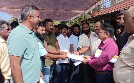 ಮರಗೋಡಿನಲ್ಲಿ ದುರಸ್ಥಿ ಕಾಣದ ರಸ್ತೆ: ಬೇಸೆತ್ತ ಗ್ರಾಮಸ್ಥರಿಂದ ರಸ್ತೆ ತಡೆ ಪ್ರತಿಭಟನೆ, ಅಧಿಕಾರಿಗೆ ತರಾಟೆ