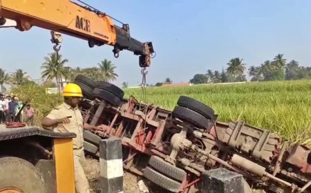 ಶಾಲೆಗೆ ತೆರಳುತ್ತಿದ್ದ ಮಕ್ಕಳ ಮೇಲೆ ಉರುಳಿದ ಲಾರಿ : ಐದನೇ ತರಗತಿ ವಿದ್ಯಾರ್ಥಿ ಮೃತ್ಯು:ಇಬ್ಬರು ಪವಾಡ ಸದೃಷ ಪಾರು