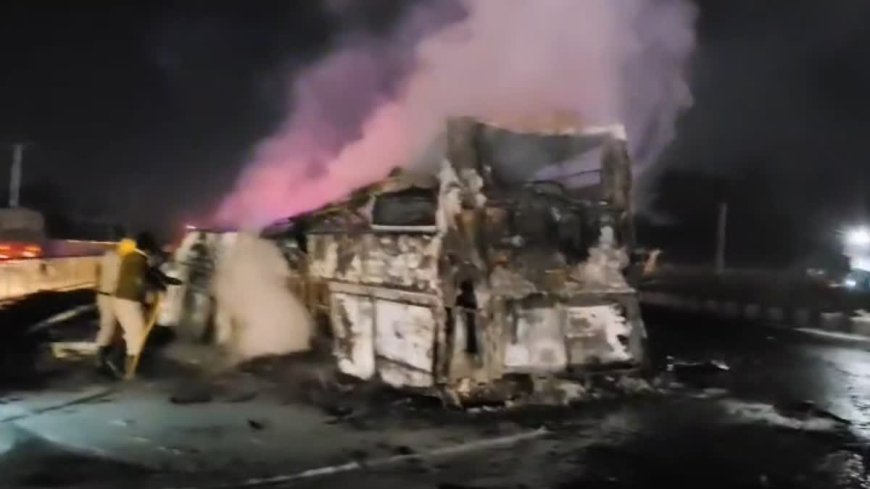 ಚಿತ್ರದುರ್ಗ | ಬಸ್ ಗೆ  ಲಾರಿ ಡಿಕ್ಕಿ; ಭೀಕರ ರಸ್ತೆ ಅಪಘಾತಕ್ಕೆ ಹೊತ್ತಿ ಉರಿದ ಖಾಸಗಿ ಸ್ಲೀಪರ್ ಕೋಚ್; 6 ಪ್ರಯಾಣಿಕರು ಸಜೀವ ದಹನ