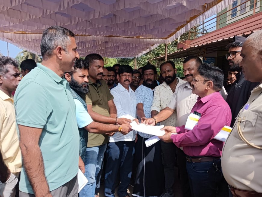 ಮರಗೋಡಿನಲ್ಲಿ ದುರಸ್ಥಿ ಕಾಣದ ರಸ್ತೆ: ಬೇಸೆತ್ತ ಗ್ರಾಮಸ್ಥರಿಂದ ರಸ್ತೆ ತಡೆ ಪ್ರತಿಭಟನೆ, ಅಧಿಕಾರಿಗೆ ತರಾಟೆ