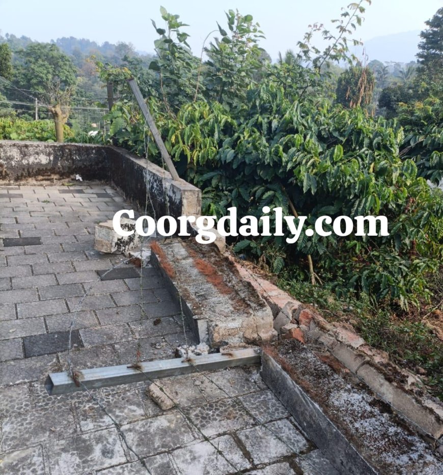 ಕಕ್ಕಬ್ಬೆ  ವಯಕೋಲ್ ಗ್ರಾಮದಲ್ಲಿ ಕಾಡಾನೆ ಹಾವಳಿಗೆ ಮನೆಯ ತಡೆಗೋಡೆ ದ್ವಂಸ