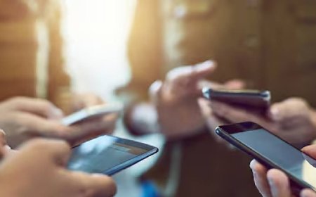 ಮಕ್ಕಳ ಕೈಗೆ ಮೊಬೈಲ್ ನೀಡಿ, ಕೆರೆಗೆ ಹಾರಿ ಮಹಿಳೆ ಆತ್ಮಹತ್ಯೆ