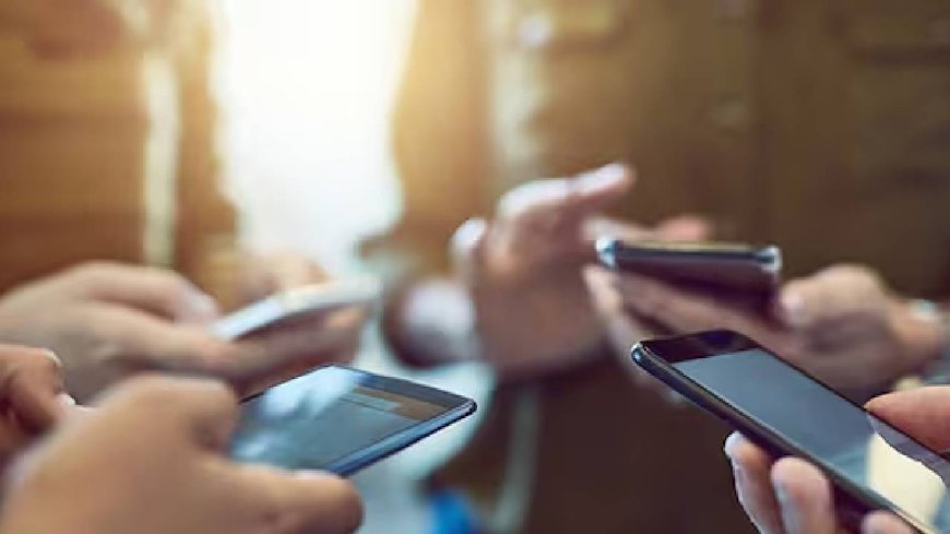 ಮಕ್ಕಳ ಕೈಗೆ ಮೊಬೈಲ್ ನೀಡಿ, ಕೆರೆಗೆ ಹಾರಿ ಮಹಿಳೆ ಆತ್ಮಹತ್ಯೆ